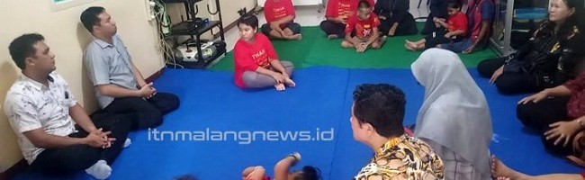 Dosen dan staf ITN Malang membaur dengan penghuni Panti Bhakti Luhur Kediri
