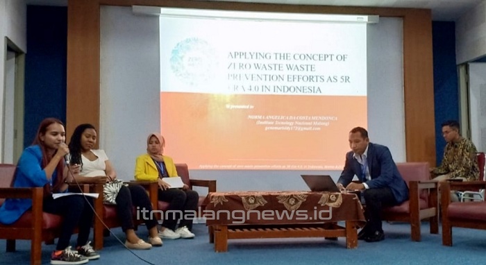 Norma Angelica da Costa Mendonca saat presentasi paper di gelaran The World Indonesianist Congress mahasiswa internasional di UNY