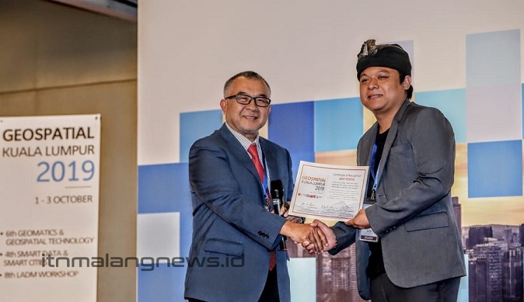 Ketut Tomy Suhari, ST MT dosen ITN Malang saat menerima penghargaan sebagai Best Poster dan Speaker di International Conference on Geomatics and Geospatial Technology (GGT) 2019 di Kuala Lumpur, Malaysia