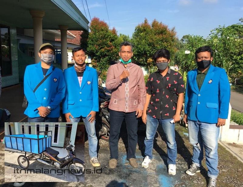 Asroful Anam, ST MT (tengah) bersma tim ITN Malang dengan modifikasi transportasi kurir sebagai alat pengantar sembako (2)