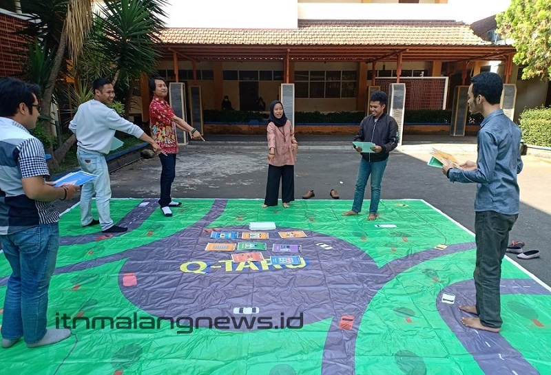Fardiah Qonita Ummi Naila bersama dosen dan mahasiswa PWK melakukan uji coba permainan Q-Taru di Kampus 1 ITN Malang