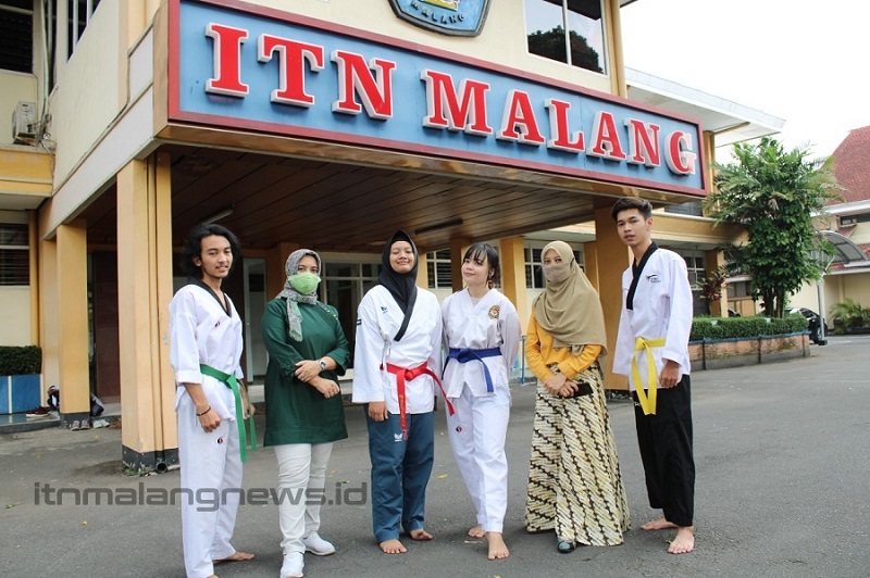 Kepala Humas ITN Malang Nenny Roostrianawaty, MT (baju hijau) dan staf Humas ITN Malang bersama mahasiswa berprestasi UKM Taekwondo ITN Malang