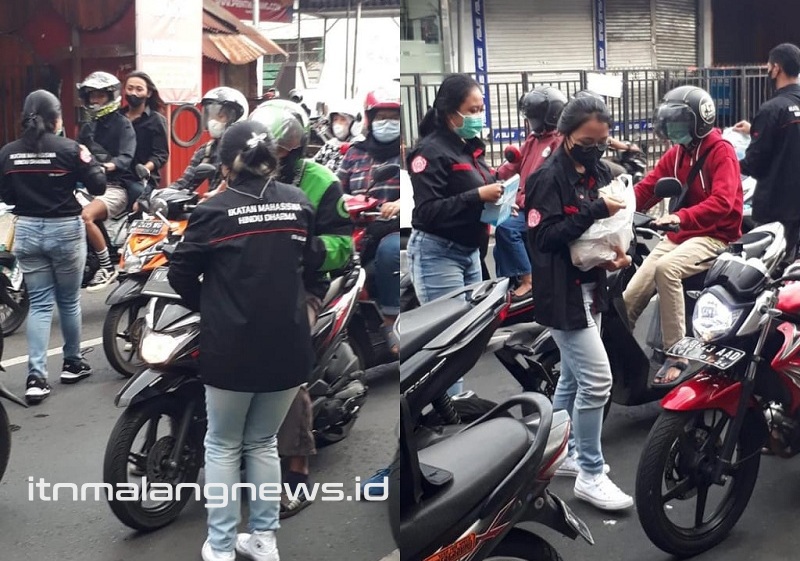 Mahasiswa Hindu ITN Malang membagikan nasi bungkus dan masker di jalan sekitar kampus ITN Malang