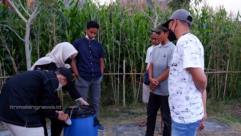 Mahasiswa Teknik Kimia ITN Malang sedang mencontohkan cara pembuatan POC kepada warga masyarakat di Bumdes Barokah, Desa Sumberejo, Kota Batu,
