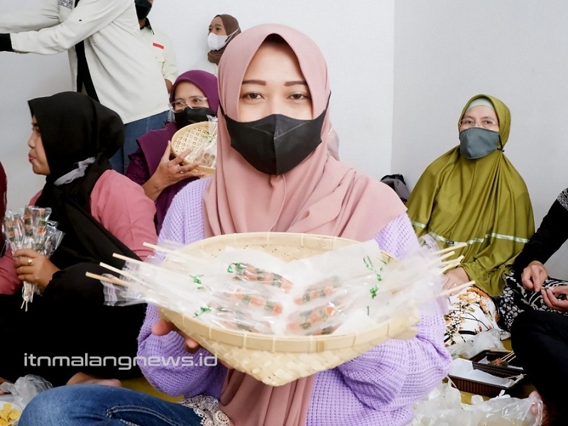 Rikma, warga RT 4 RW 7, Tlogomas, Kota Malang menunjukkan permen jelly sayuran yang baru saja dikemas