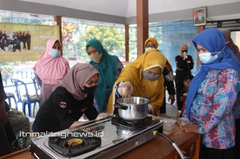 Warga Desa Panggungrejo memasak sari buah jeruk untuk dibuat permen jelly. Pelatihan pembuatan permen jelly dibimbing oleh PHP2D mahasiswa Teknik Kimia ITN Malang.