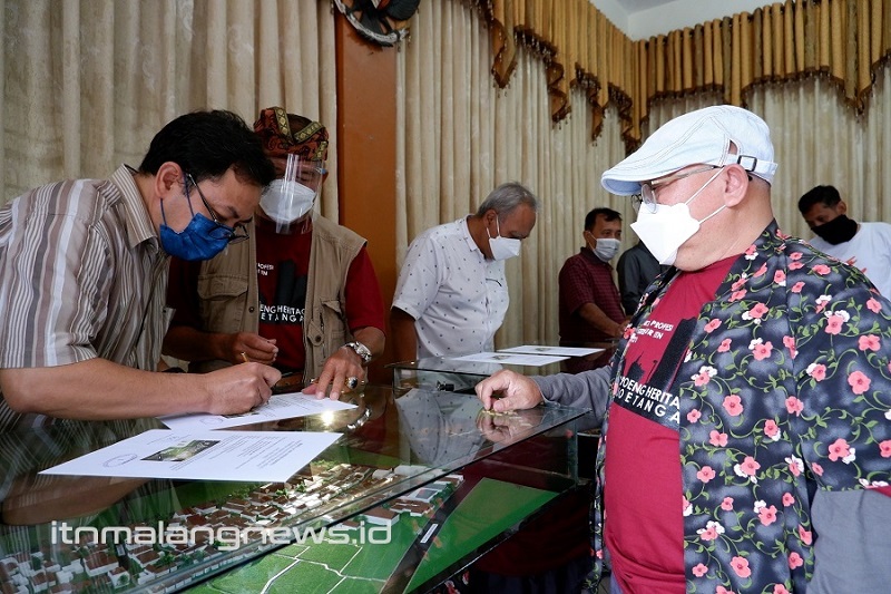 Ketua RW 01 menandatangani dokumen serah terima maket Kampung Heritage Kayutangan disaksikan oleh Prof Dr Ir Lalu Mulyadi MT, dan Ir Budi Fathony, MTA
