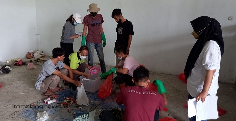 Mahasiswa Teknik Lingkungan S-1 ITN Malang melakukan identifikasi jenis sampah di TPA Paras, Kecamatan Tumpang, Kabupaten Malang.