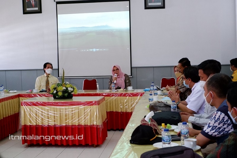 Wakil Bupati Sumbawa, Dewi Noviany, S.Pd M.Pd, sedang memperkenalkan rombongan dari pemerintahan Kabupaten Sumbawa