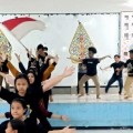 Mahasiswa inbound dari berbagai daerah yang berada di ITN Malang bersama Sanggar Karsa Budaya, Beji, Kota Batu, sedang belajar menari