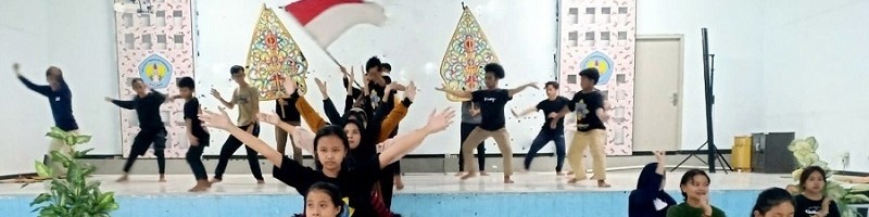 Mahasiswa inbound dari berbagai daerah yang berada di ITN Malang bersama Sanggar Karsa Budaya, Beji, Kota Batu, sedang belajar menari
