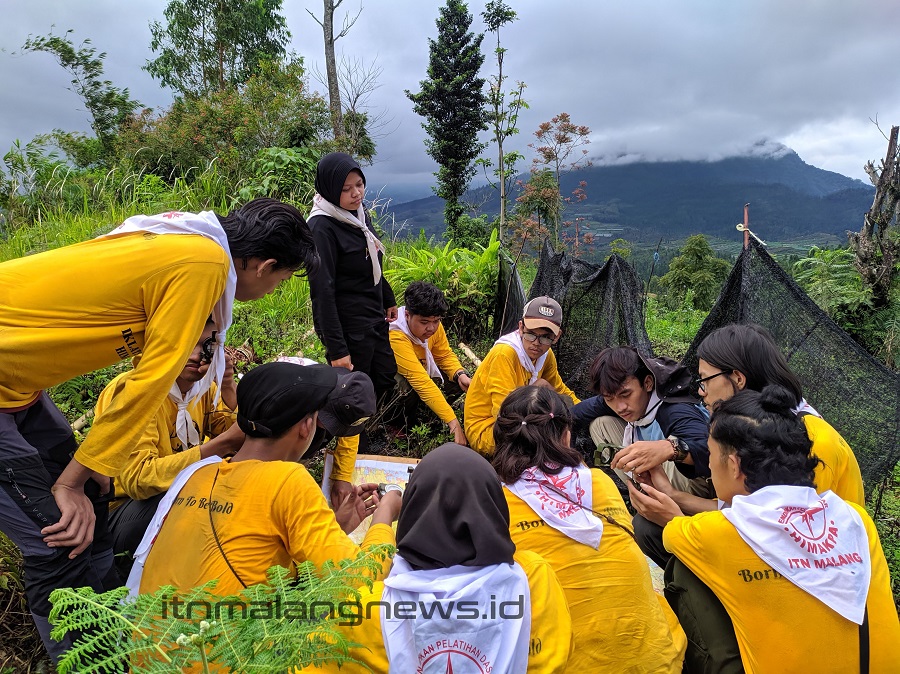Anggota Himakpa ITN Malang sedang mengaplikasikan materi navigasi darat, di Gunung Argowayang, Kecamatan Pujon, Malang (2)