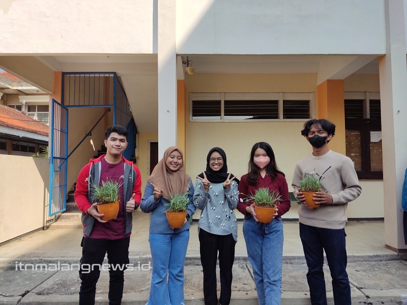 Ramadhani mahasiswa ITN Malang bersama teman kelompoknya membawa bunga anyelir untuk ditanaman di lingkungan Prodi PWK ITN Malang