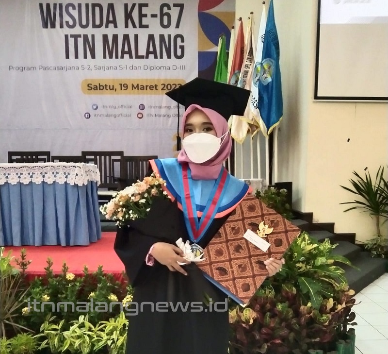 Rezkia Anggreini lulusan terbaik Teknik Sipil S-1, Fakultas Teknik dan Perencanaan (FTSP) ITN Malang, pada wisuda ke-67 periode I tahun 2022 (2)