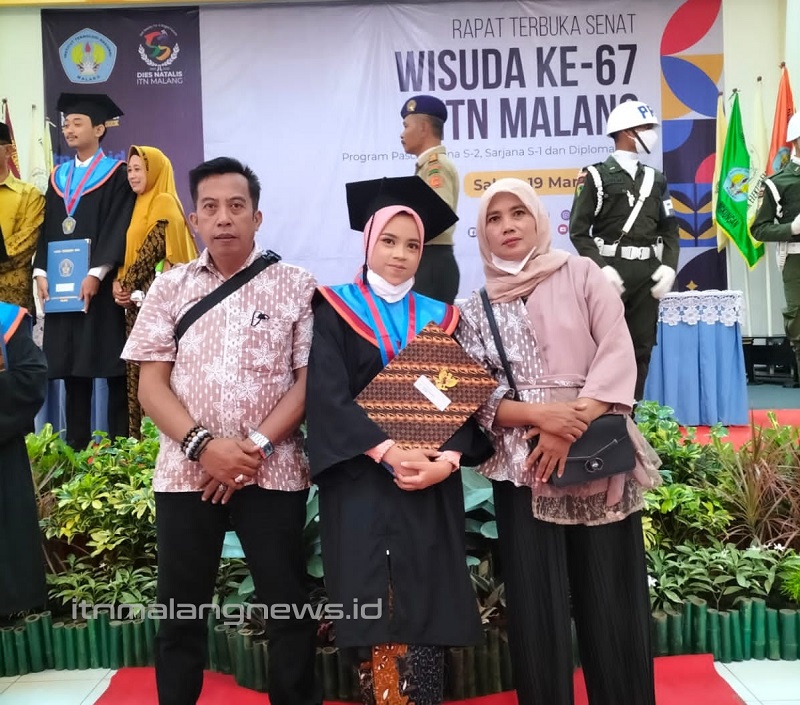 Mutiara Sholawati lulusan terbaik Teknik Informatika S-1, Fakultas Teknologi Industri (FTI), ITN Malang, pada wisuda ke-67 periode I tahun 2022.