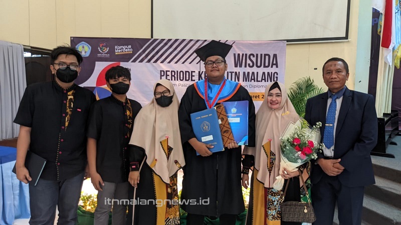 Rois Dinan lulusan terbaik Perencanaan Wilayah dan Kota (PWK) S-1, Fakultas Teknik Sipil dan Perencanaan (FTSP), ITN Malang