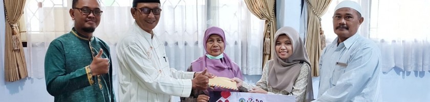 Hani Zulfia Zahro', S.Kom., M.Kom dari ITN Malang menyerahkan 'Donasi Peduli Bencana Alam Erupsi Gunung Semeru' kepada Kepala Sekolah SMA N 1 Pronojiwo Drs. Hendro Suprakno, M. M.Pd