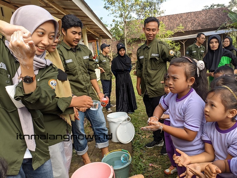 Mahasiswa Teknik Industri S-1 ITN Malang memberi edukasi Perilaku Hidup Bersih dan Sehat (PHBS), dengan mencuci tangan yang benar kepada anak-anak TK Gajahan, Purwodadi, Pasuruan