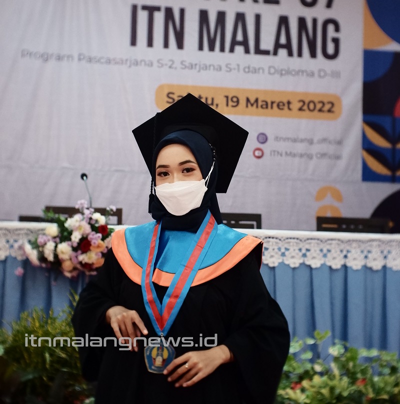 Oktania Nur Feruzia lulusan terbaik Teknik Industri D-3, Fakultas Teknologi Industri (FTI), ITN Malang, wisuda ke 67 tahun 2022