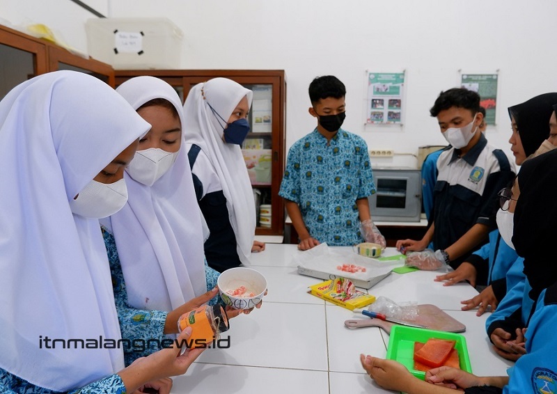 Para siswa SMK Muhammadiyah 1 Kepanjen melihat secara langsung pembuatan premen jeli wortel di Laboratorium Teknologi Bahan Makanan ITN Malang