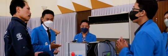 Rektor ITN Malang, Prof. Dr. Ir. Abraham Lomi, MSEE melihat produk Smart Super Charger Nasional Power karya Teknik Listrik D-3 ITN Malang (1)