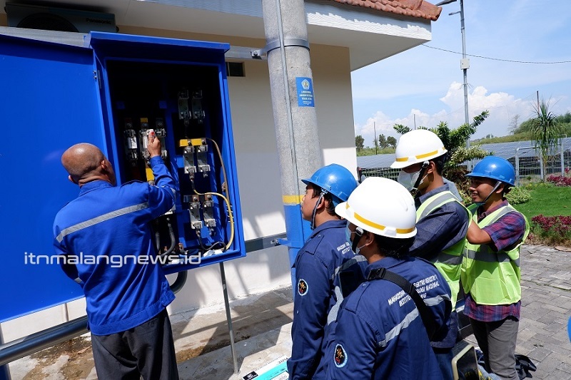 Mahasiswa TeknikListrik D-3 ITN Malang mengikuti diklat vokasional distribusi tenaga listrik diLaboratorium Jaringan Distribusi Tenaga Listrik (JDTL) Kampus 2 ITN Malang (1)