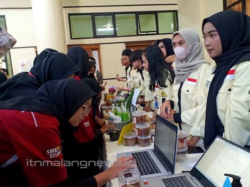 Vellarial Asy Syifa Zanah siswa SMK Negeri 7 Malang sedang melakukan penilaian kepada Pumkin Cookies, karya mahasiswa di Open House Teknik Kimia ITN Malang