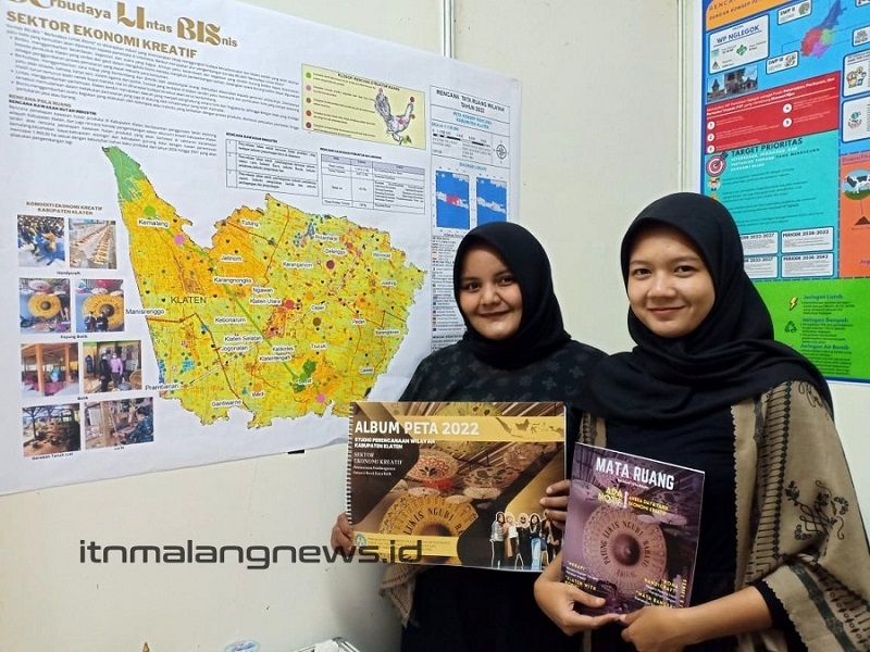 Andini Putri Antartika dan Mariska Amalia, mahasiswa PWK ITN Malang menunjukkan hasil karya timnya saat acara PWK Exhibition 2022 (1)