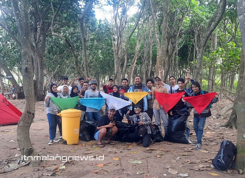 Himakpa ITN Malang, mapala Malang, Sangar Blitz ITN Malang foto bersama sebelum giat bersih pantai (1)