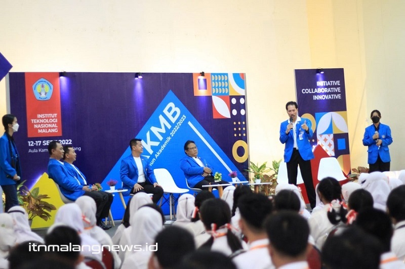 Rektor ITN Malang, Prof. Dr. Eng. Ir. Abraham Lomi, MSEE saat memberi sambutan pada pembukaan PKKMB Gigantik ITN Malang 2022