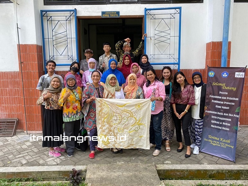 Tim Program Kemitraan Masyarakat (PKM) ITN Malang, dan mitra memperlihatkan hasil batik dengan penerapan pewarna alami metode colet