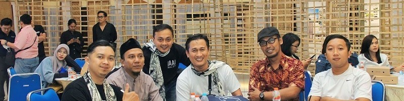 Akhmad Fatah Yasin Ketua Ikatan Alumni Arsitektur ITN Malang masa bakti 2022-2026 (tengah), bersama kedua kandidat Ketua IAAI (berkaos hitam), dan tamu undangan - Copy