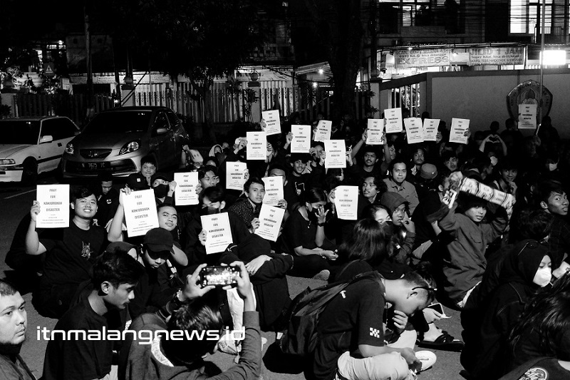 Mahasiswa ITN Malang membawa tulisan Pray for Kanjuruhan Disaster sebagai bentuk dukungan kepada para korban tragedi Stadion Kanjuruhan
