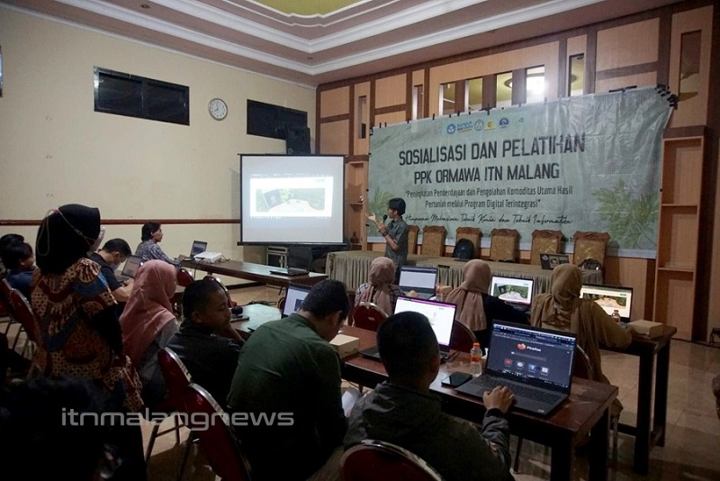 Mahasiswa ITN Malang memberi pelatihan pengelolaan web kepada warga Desa Sumberejo, Kota Batu