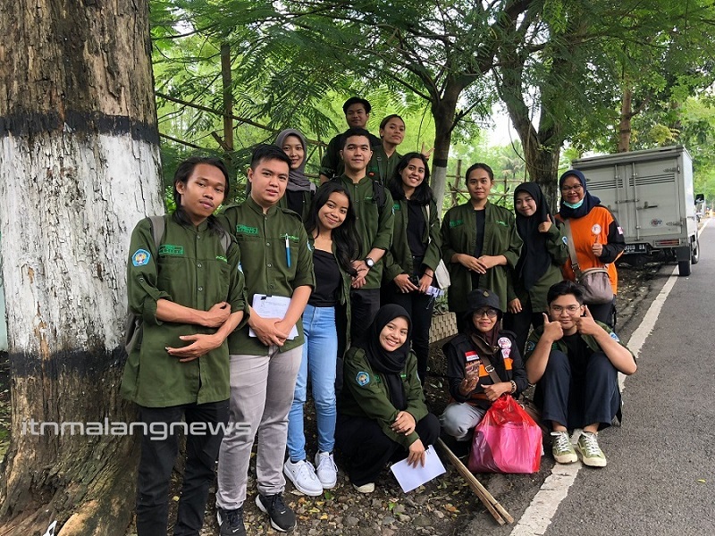 Mahasiswa Teknik Lingkungan S-1 ITN Malang saat mengidentifikasi pohon dan mencabut paku pada pohon di Kota Batu, (2)
