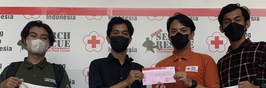 Mhasiswa Teknik Industri ITN malang menyerahkan bantuan untuk korban gempa Cianjur