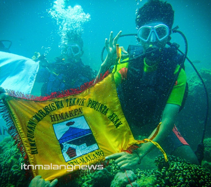 Rustamin, anggota HIMAKPA ITN Malang saat mengikuti pelatihan Scuba Diver Jenjang A1, di Pantai Pasir Putih Situbondo, Jawa Timur
