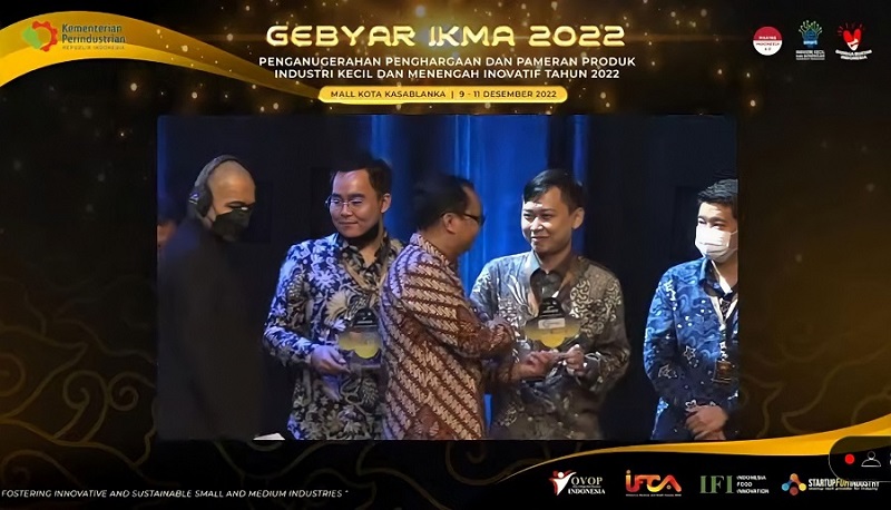 Devrian Tandrianto founder Engineering Solution yang juga alumnus Teknik Elektro S-1 ITN Malang menerima anugerah juara 2 Startup4industry 2022 bidang IKM pada Gebyar IKMA 2022,