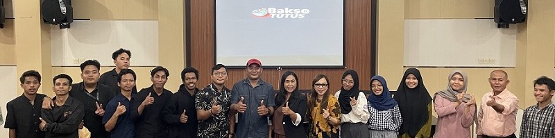 Mahasiswa Program Pertukaran Mahasiswa Merdeka (PMM) 2 ITN Malang belajar mencari peluang usaha bakso bersama owner Bakso Tutus, Richa Susanti (1)