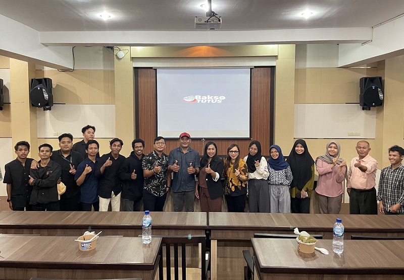 Mahasiswa Program Pertukaran Mahasiswa Merdeka (PMM) 2 ITN Malang belajar mencari peluang usaha bakso bersama owner Bakso Tutus, Richa Susanti (1)