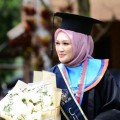 Senyum sumringah, Lea Mahdarina, Anggota DPRD Kota Malang resmi menyandang gelar Magister Teknik dari ITN Malang