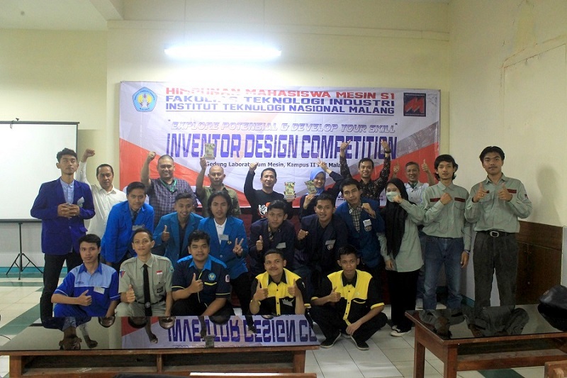 Kaprodi Teknik Mesin S-1 ITN Malang, Dr Komang Astana Widi ST MT (memegang plakat) foto bersama dengan para juara Inventor Design Competition HMM S-1 ITN Malang